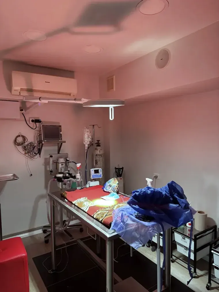 Quirófano con máquina de anestesia de la clínica Manyi